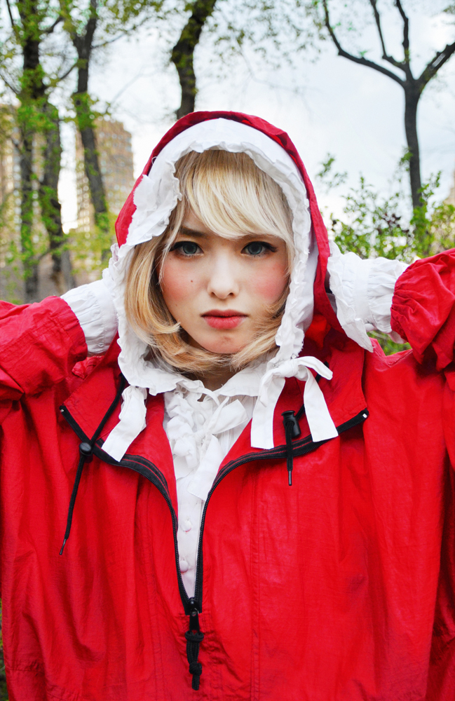 17AyanoSudo_セントラルパークの赤ずきんちゃん Red Riding Hood wears Hi-Tech parka, Central Park, N.Y..jpg